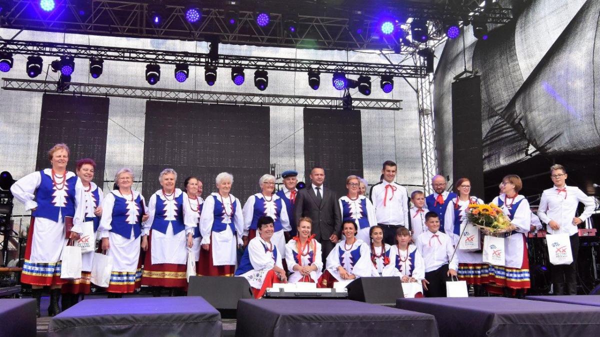 człnkowie zespołu Kociewska Familija w regionalnych strojach stoją wspólnie na scenie