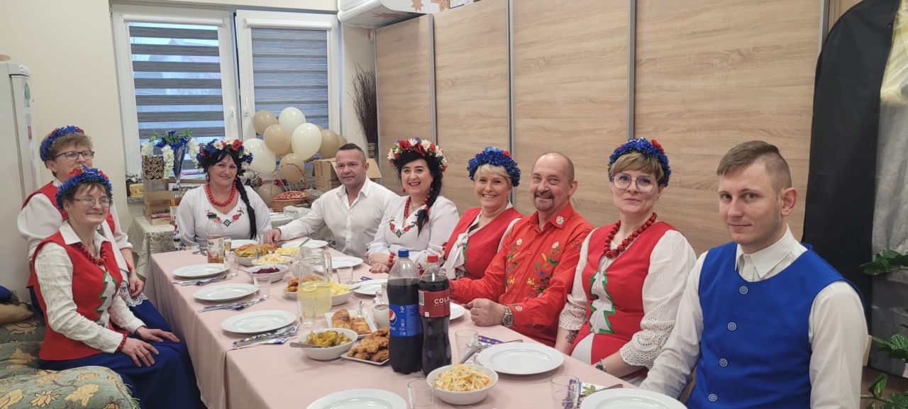 Gospodynie z Borzechowa i goście siedzą przy stole