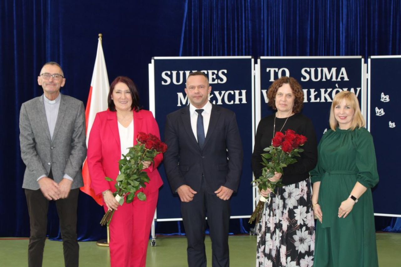 zdjęcie przedstawia galowo ubraną publiczność